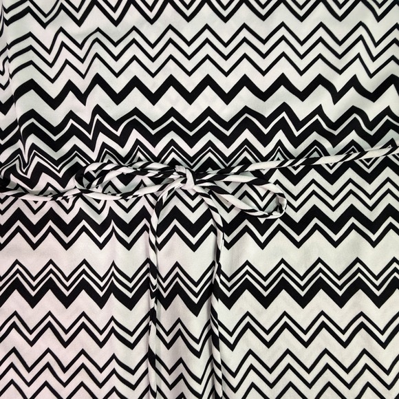 Womens Black White Zig Zag Chevron Ruffle Neck Short Sleeve Dress XL Y2K - Picture 5 of 8